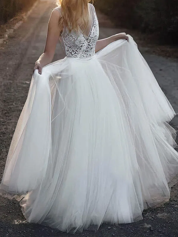 Ball Gown/Princess V-neck Tulle Floor-length Wedding Dresses With Appliques Lace #UKM00023957