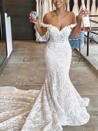 Trumpet/Mermaid V-neck Lace Sweep Train Wedding Dresses With Appliques Lace