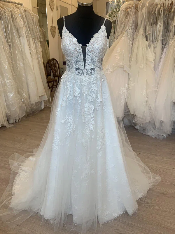 Ball Gown/Princess V-neck Tulle Sweep Train Wedding Dress With Appliques Lace #UKM00028307