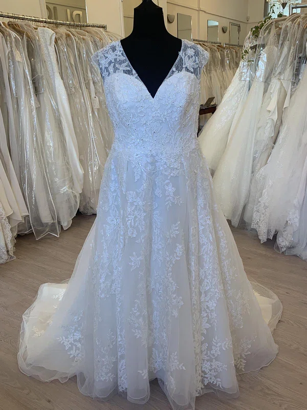Ball Gown/Princess V-neck Tulle Sweep Train Wedding Dress With Appliques Lace #UKM00028334