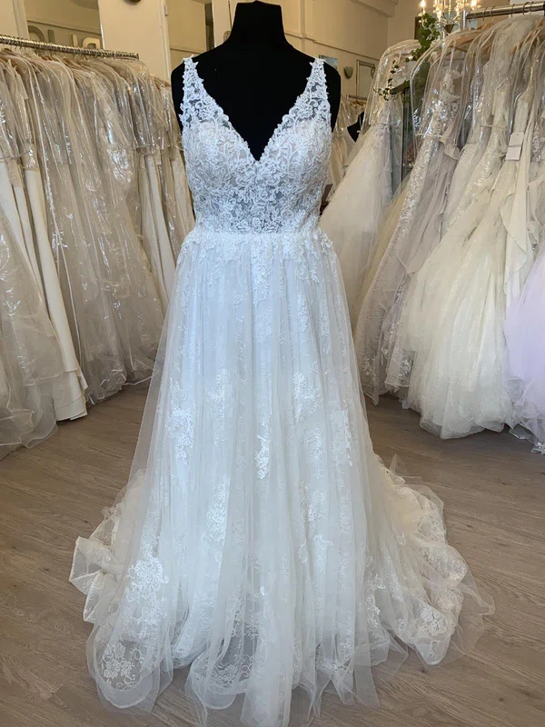 Ball Gown/Princess V-neck Tulle Court Train Wedding Dress With Appliques Lace #UKM00028369