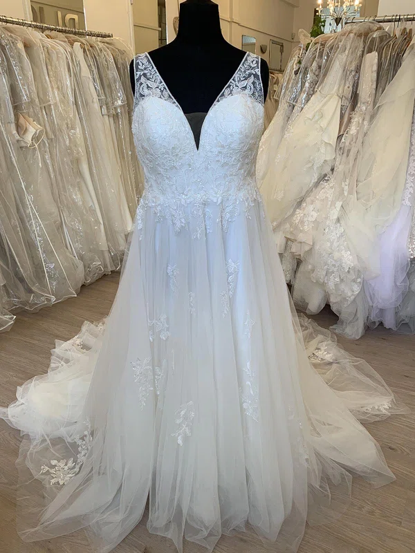 Ball Gown/Princess V-neck Tulle Court Train Wedding Dress With Appliques Lace #UKM00028370