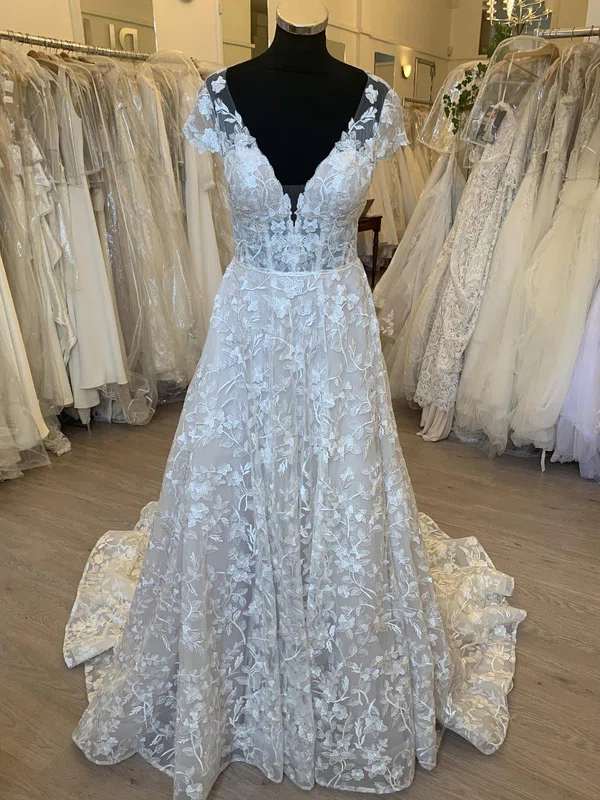 Ball Gown/Princess V-neck Tulle Lace Sweep Train Wedding Dress With Appliques Lace #UKM00028410