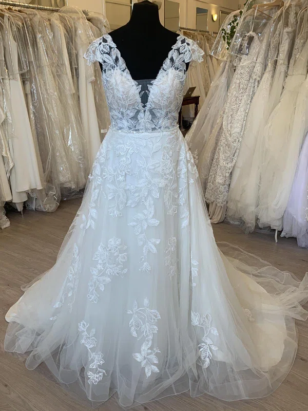 Ball Gown/Princess V-neck Tulle Sweep Train Wedding Dress With Appliques Lace #UKM00028421