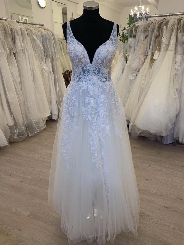 Ball Gown/Princess V-neck Tulle Floor-length Wedding Dress With Appliques Lace #UKM00028449