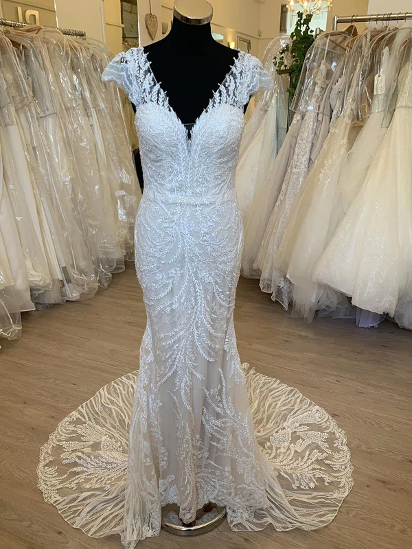 Trumpet/Mermaid V-neck Tulle Lace Sweep Train Wedding Dress With Appliques Lace #UKM00028459