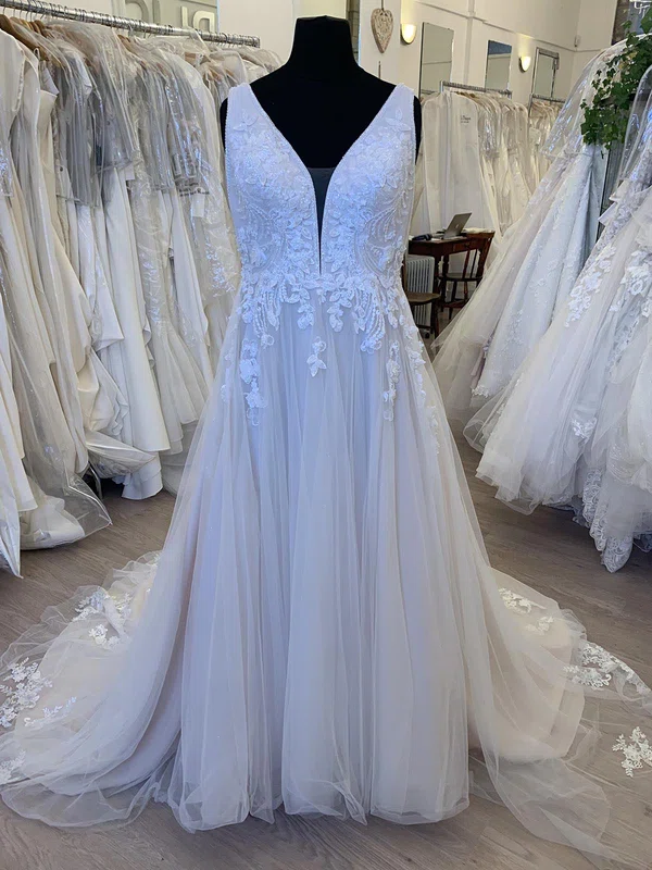 Ball Gown/Princess V-neck Tulle Sweep Train Wedding Dress With Appliques Lace #UKM00028487