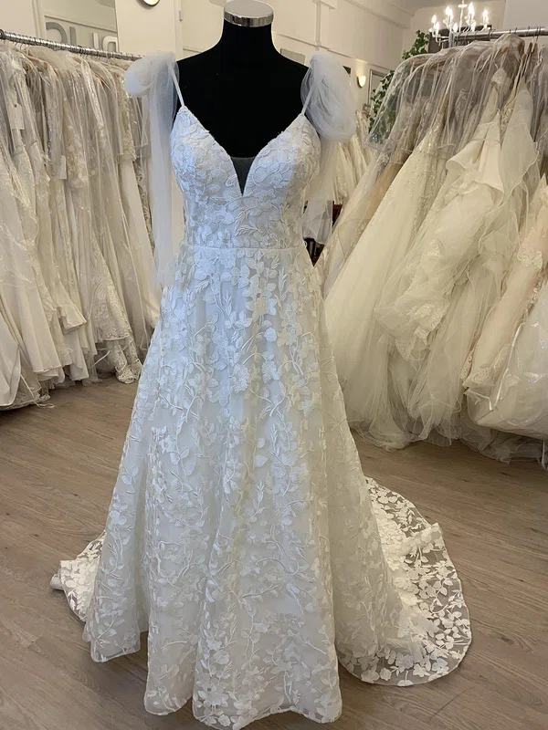 Ball Gown/Princess V-neck Tulle Sweep Train Wedding Dress With Appliques Lace #UKM00028505