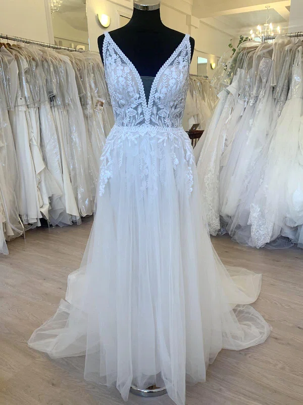 Ball Gown/Princess V-neck Tulle Court Train Wedding Dress With Appliques Lace #UKM00028525
