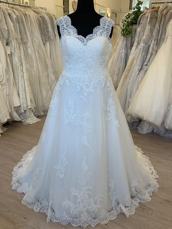 Ball Gown/Princess V-neck Tulle Sweep Train Wedding Dress With Appliques Lace #UKM00028527
