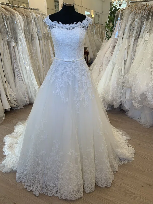 Ball Gown/Princess Scoop Neck Lace Tulle Sweep Train Wedding Dress With Bow #UKM00028569