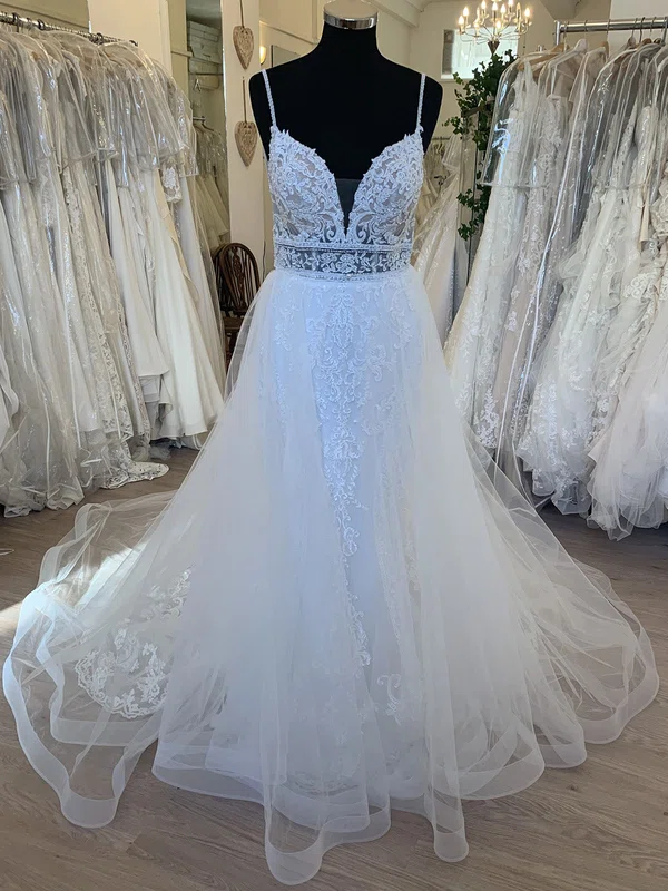 Ball Gown/Princess V-neck Tulle Court Train Wedding Dress With Appliques Lace #UKM00028583