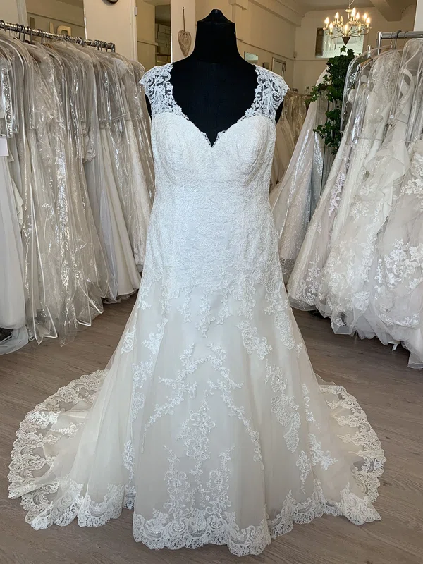 Trumpet/Mermaid V-neck Tulle Lace Sweep Train Wedding Dress With Appliques Lace #UKM00028648