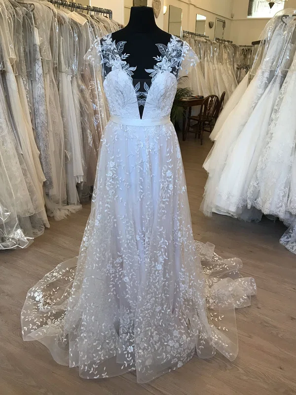 Ball Gown/Princess V-neck Tulle Sweep Train Wedding Dress With Appliques Lace #UKM00028655