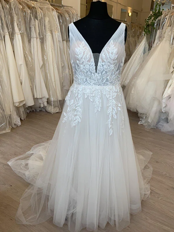 Ball Gown/Princess V-neck Glitter Tulle Sweep Train Wedding Dress With Appliques Lace #UKM00028744