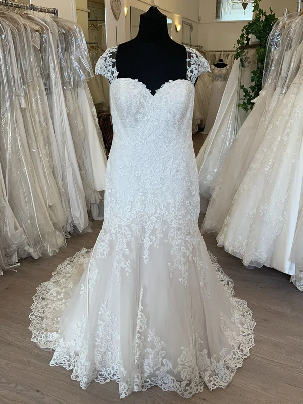 Trumpet/Mermaid Sweetheart Tulle Lace Sweep Train Wedding Dress With Appliques Lace #UKM00028803