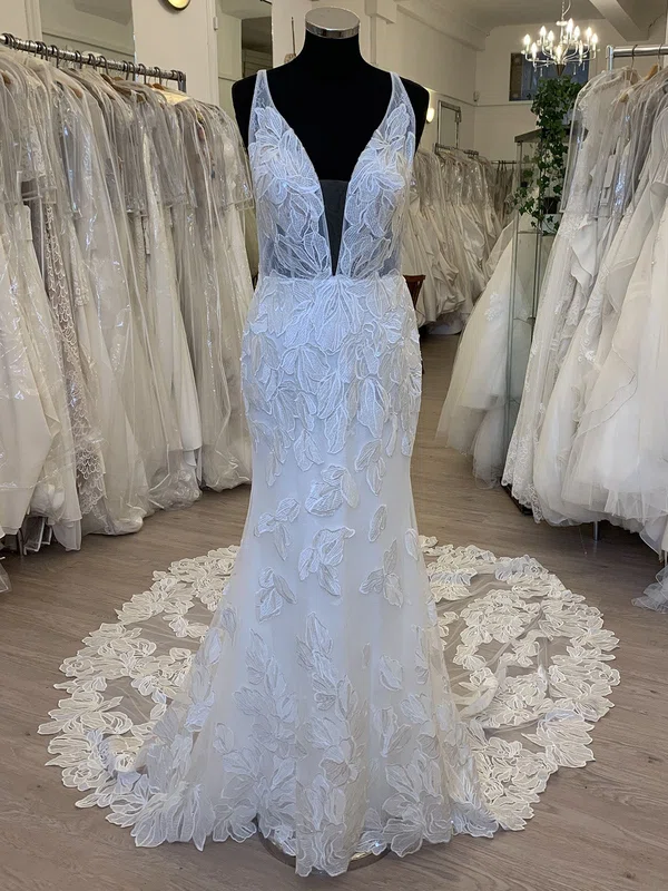Trumpet/Mermaid V-neck Tulle Court Train Wedding Dress With Appliques Lace #UKM00028884