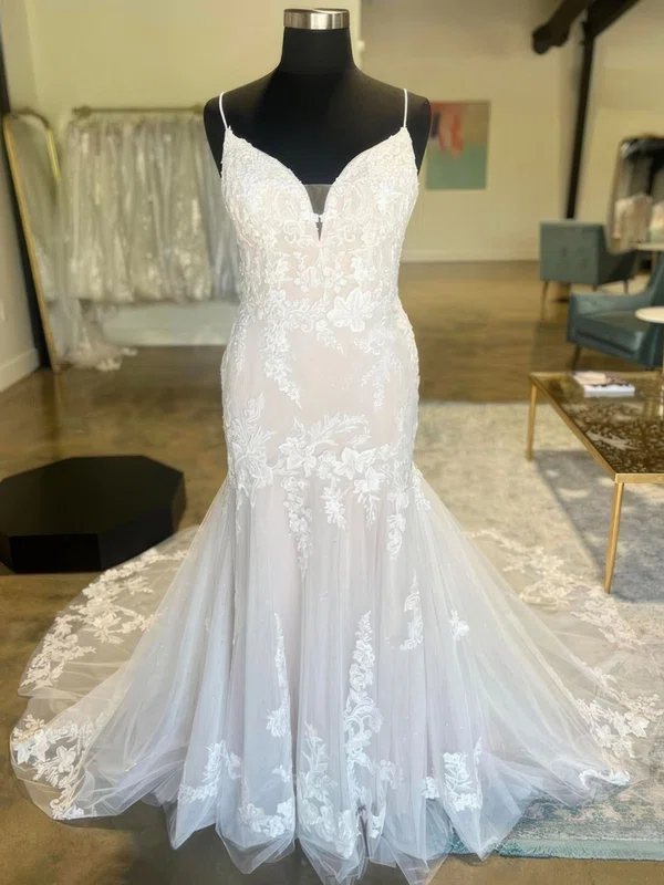 Trumpet/Mermaid V-neck Glitter Tulle Court Train Wedding Dresses With Appliques Lace #UKM00028986